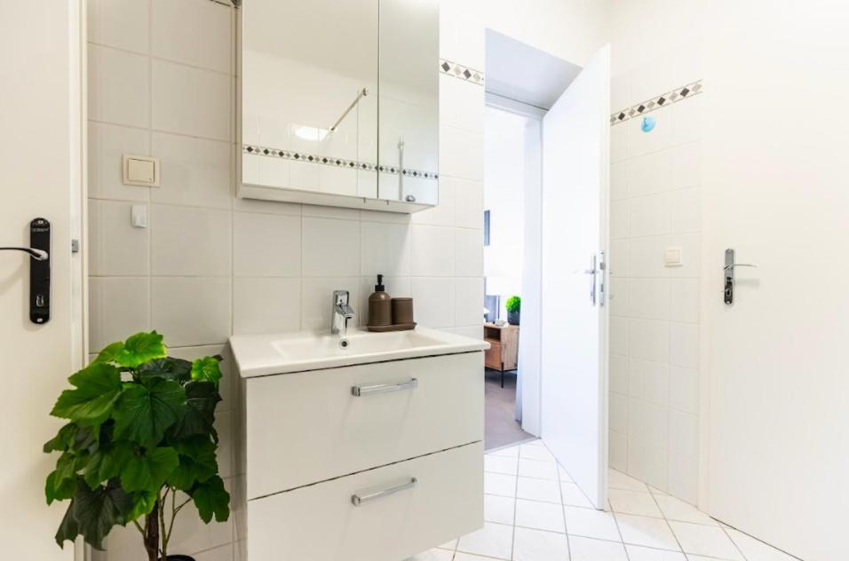 Experience Central Vienna From A Stylish And Modern Apartment Eksteriør billede